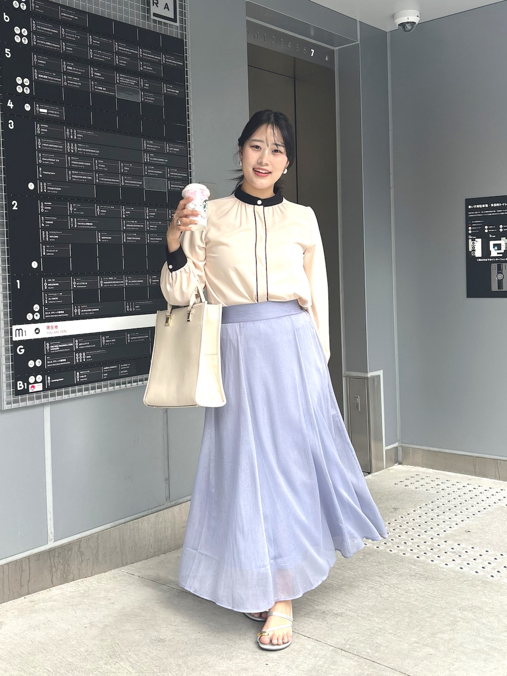 ホワイト系のシャツ/ブラウス、ホワイト系のショルダーバッグを着用したレディースの春コーディネートの2枚目の写真