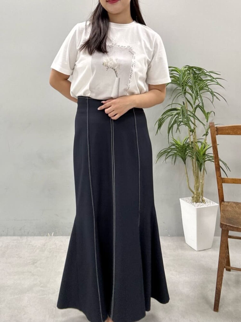 ブルー系のスカート、その他のTシャツ/カットソーを着用したレディースの夏コーディネートの4枚目の写真