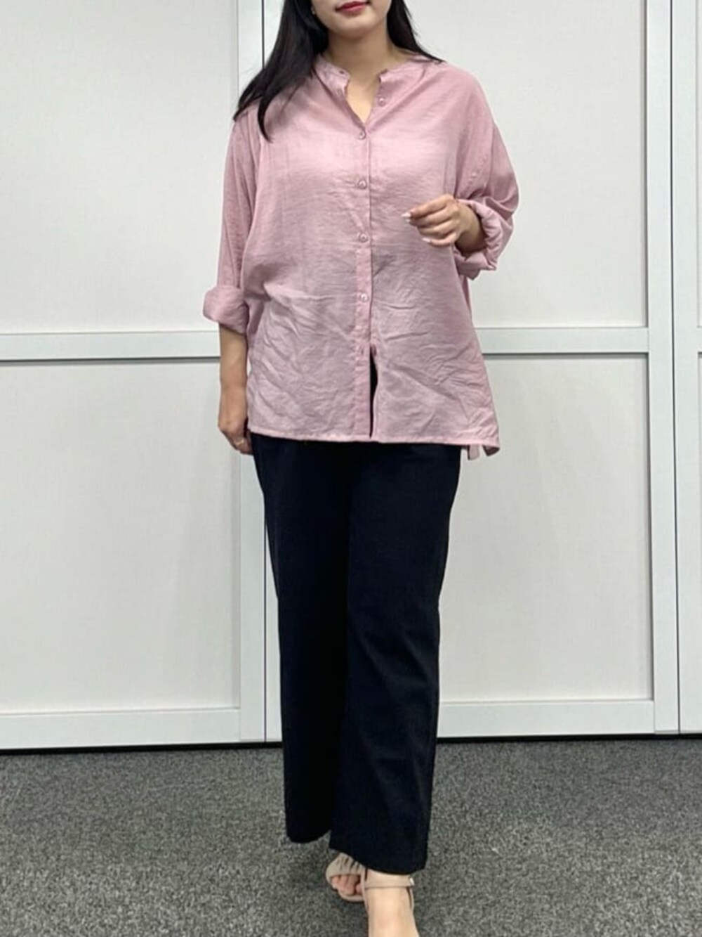 ブラック系のその他パンツ、ピンク系のシャツ/ブラウスを着用したレディースの夏コーディネートの3枚目の写真