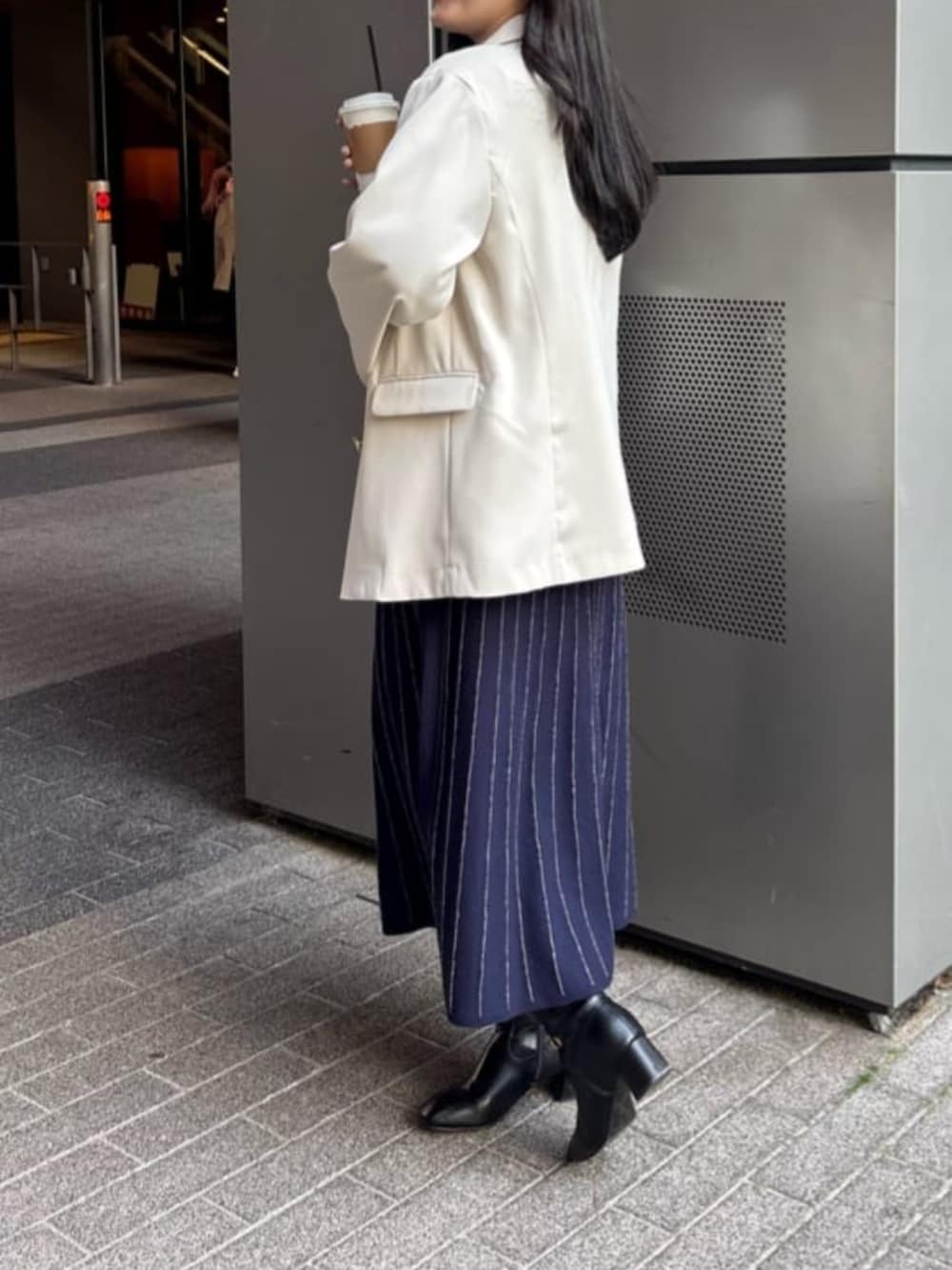 ブルー系のワンピース、ホワイト系のテーラードジャケットを着用したレディースの冬コーディネートの3枚目の写真