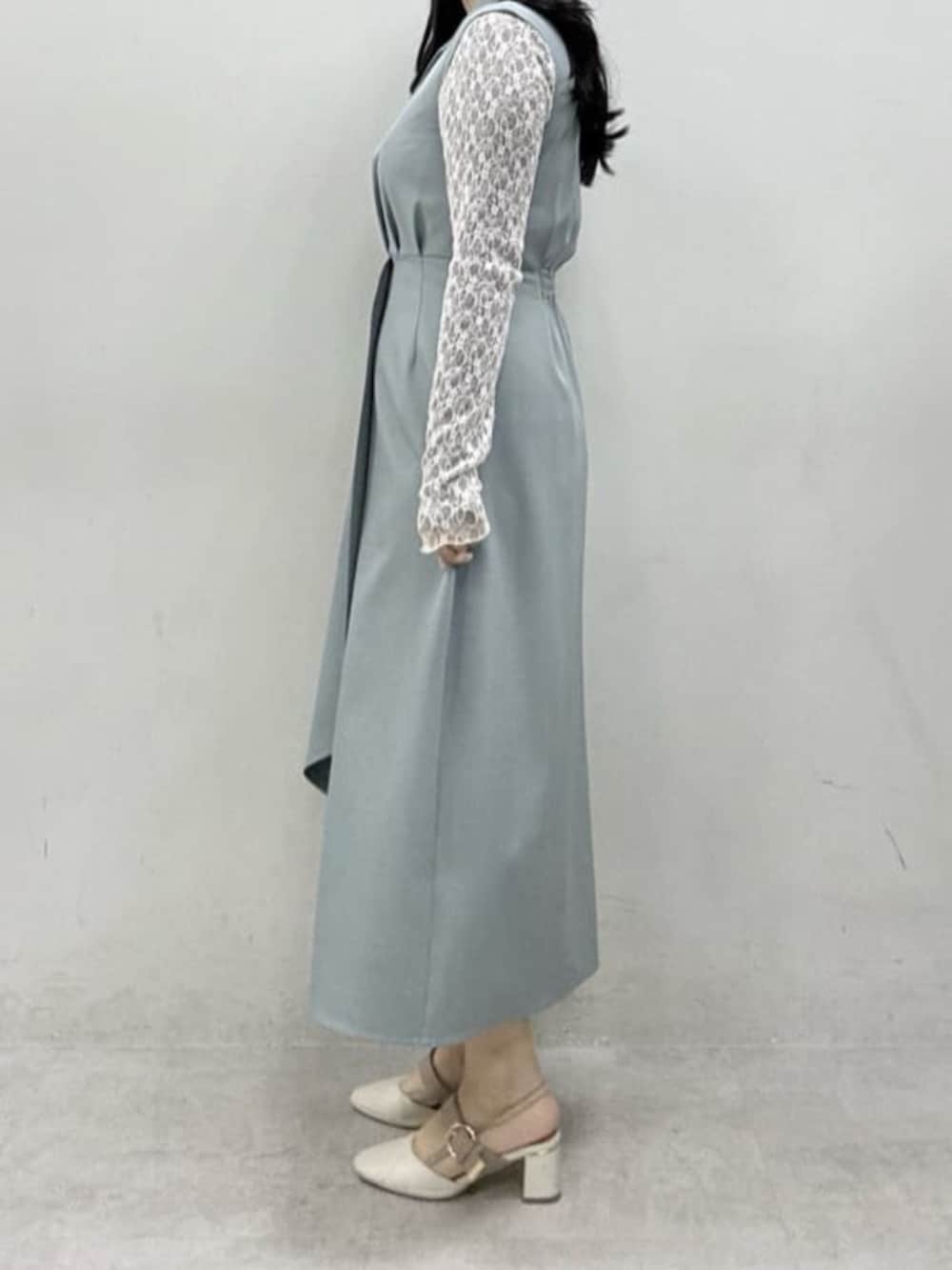 グリーン系のワンピース、グレー系のTシャツ/カットソーを着用したレディースの冬コーディネートの2枚目の写真