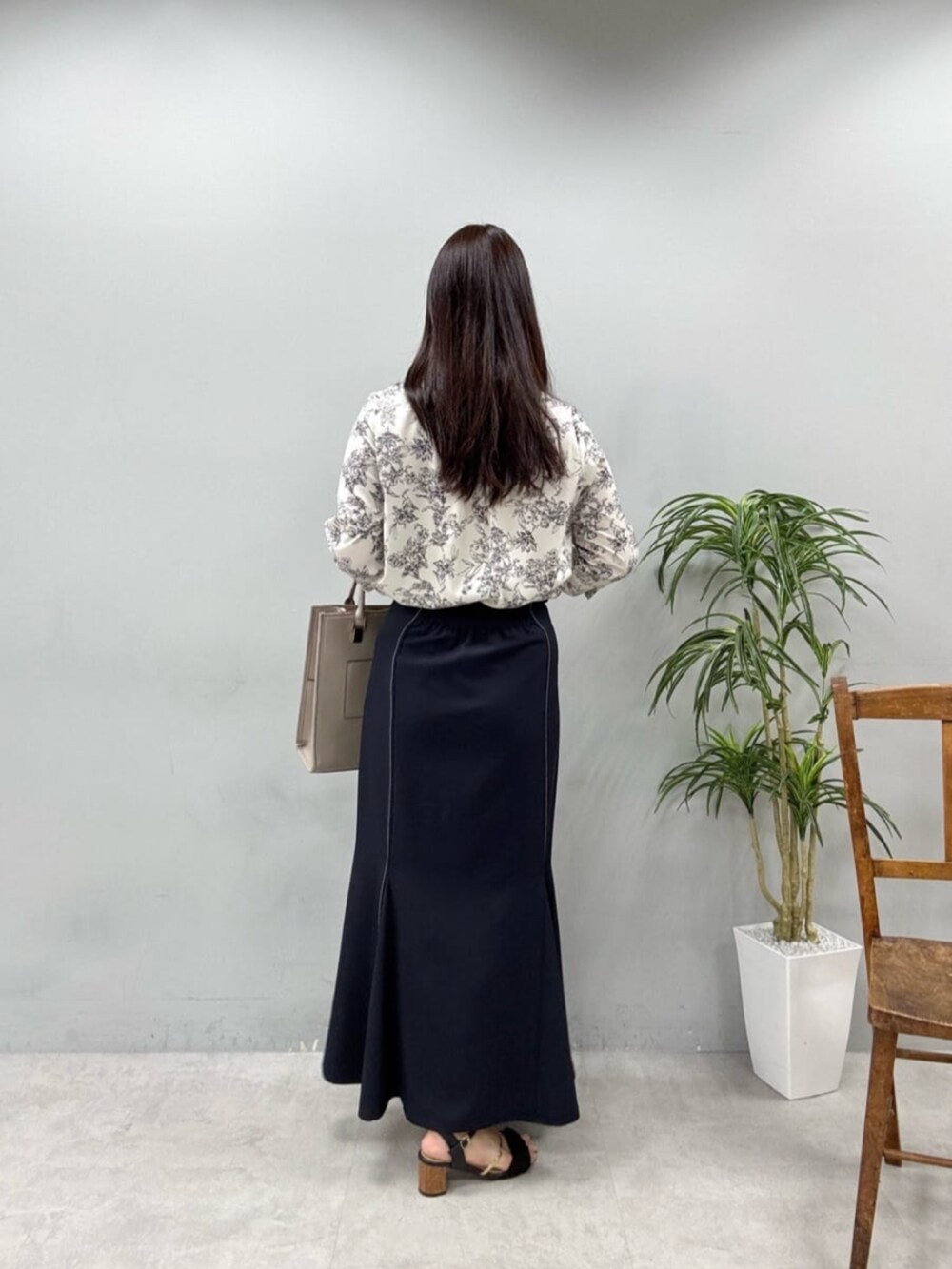 ブルー系のスカート、その他のシャツ/ブラウスを着用したレディースの夏コーディネートの3枚目の写真