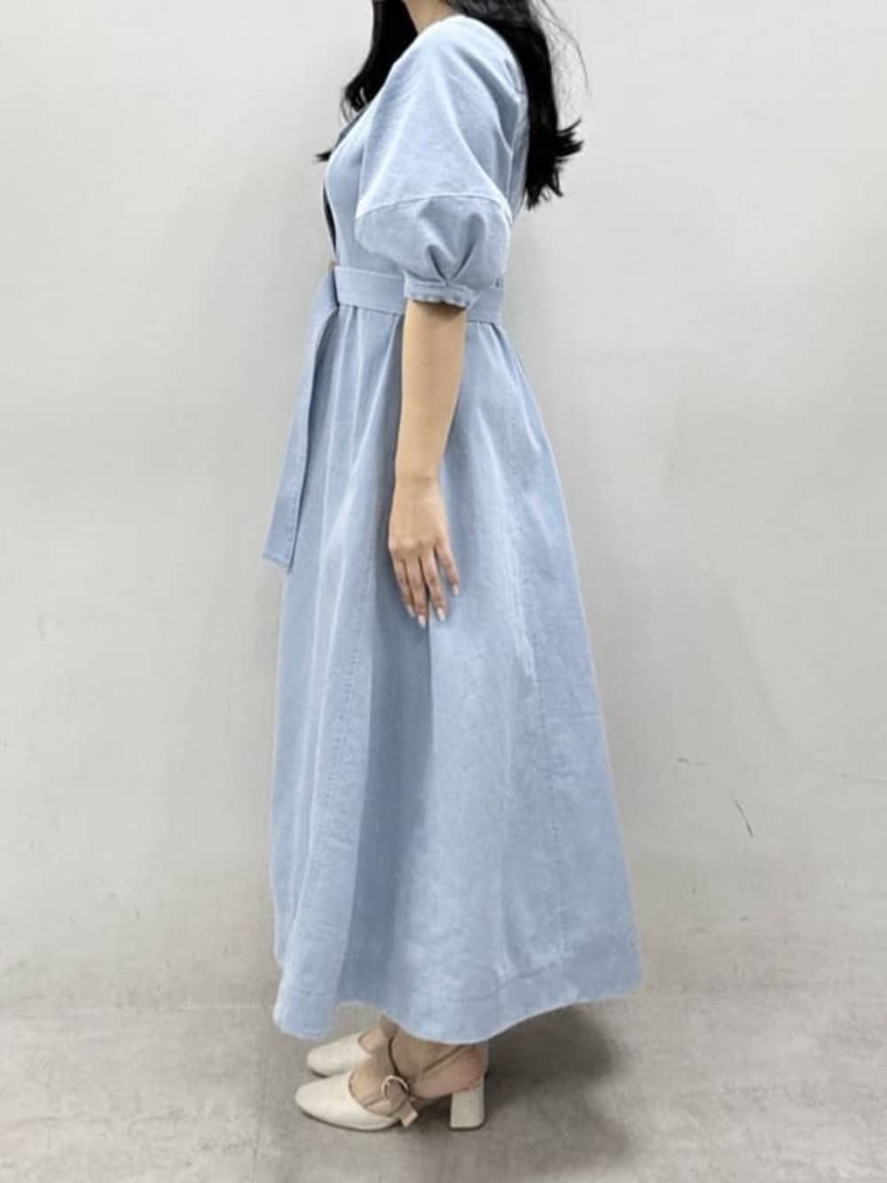 ブルー系のワンピースを着用したレディースの冬コーディネートの3枚目の写真