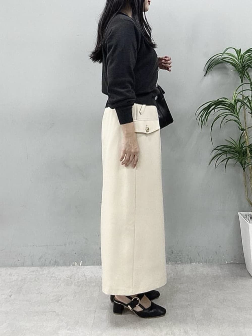 ホワイト系のスカート、ブルー系のシャツ/ブラウス、グレー系のカーディガン/ボレロを着用したレディースの春コーディネートの4枚目の写真