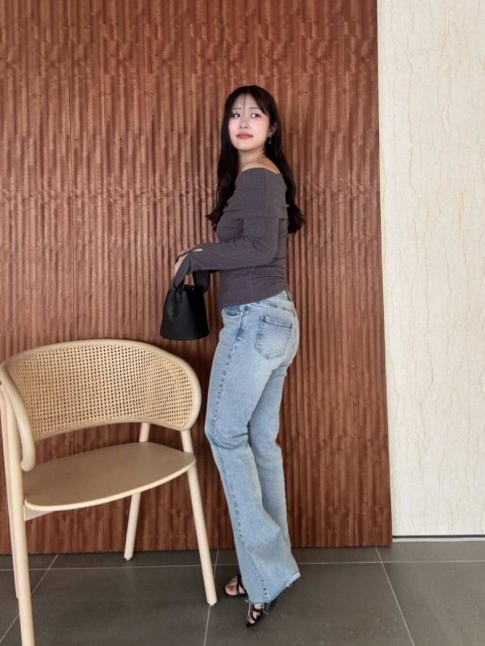 ブルー系のデニムパンツ、グレー系のTシャツ/カットソーを着用したレディースの春コーディネートの3枚目の写真