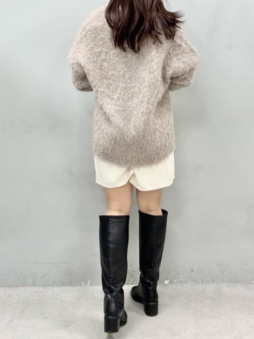 ブラック系のTシャツ/カットソー、ブラウン系のカーディガン/ボレロ、ホワイト系のその他パンツを着用したレディースの秋コーディネートの3枚目の写真