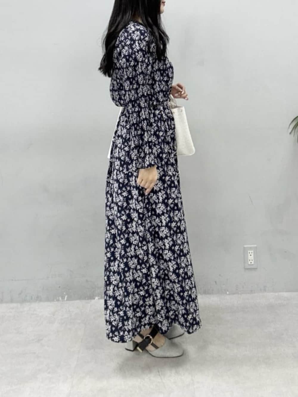 ホワイト系のテーラードジャケット、ホワイト系のハンドバッグ、グレー系のサンダルを着用したレディースの冬コーディネートの5枚目の写真