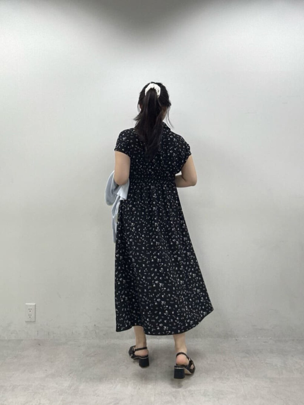 ブルー系のニット/セーター、その他のワンピースを着用したレディースの春コーディネートの6枚目の写真