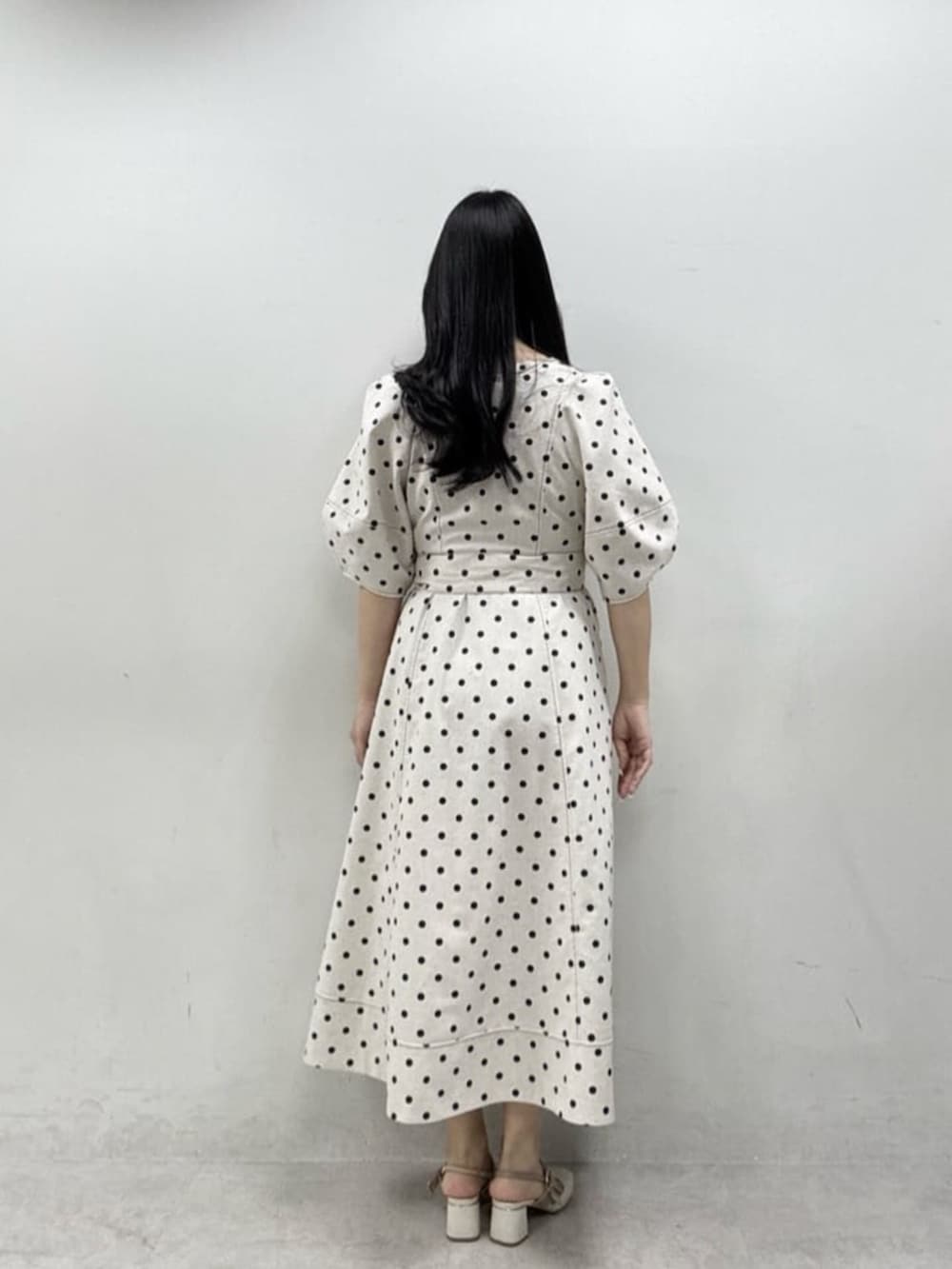 その他のワンピースを着用したレディースの冬コーディネートの3枚目の写真