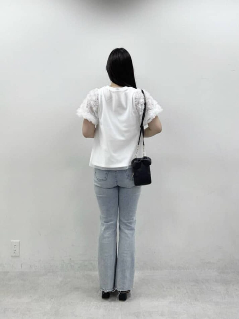 ホワイト系のデニムパンツ、ホワイト系のTシャツ/カットソーを着用したレディースの春コーディネートの2枚目の写真