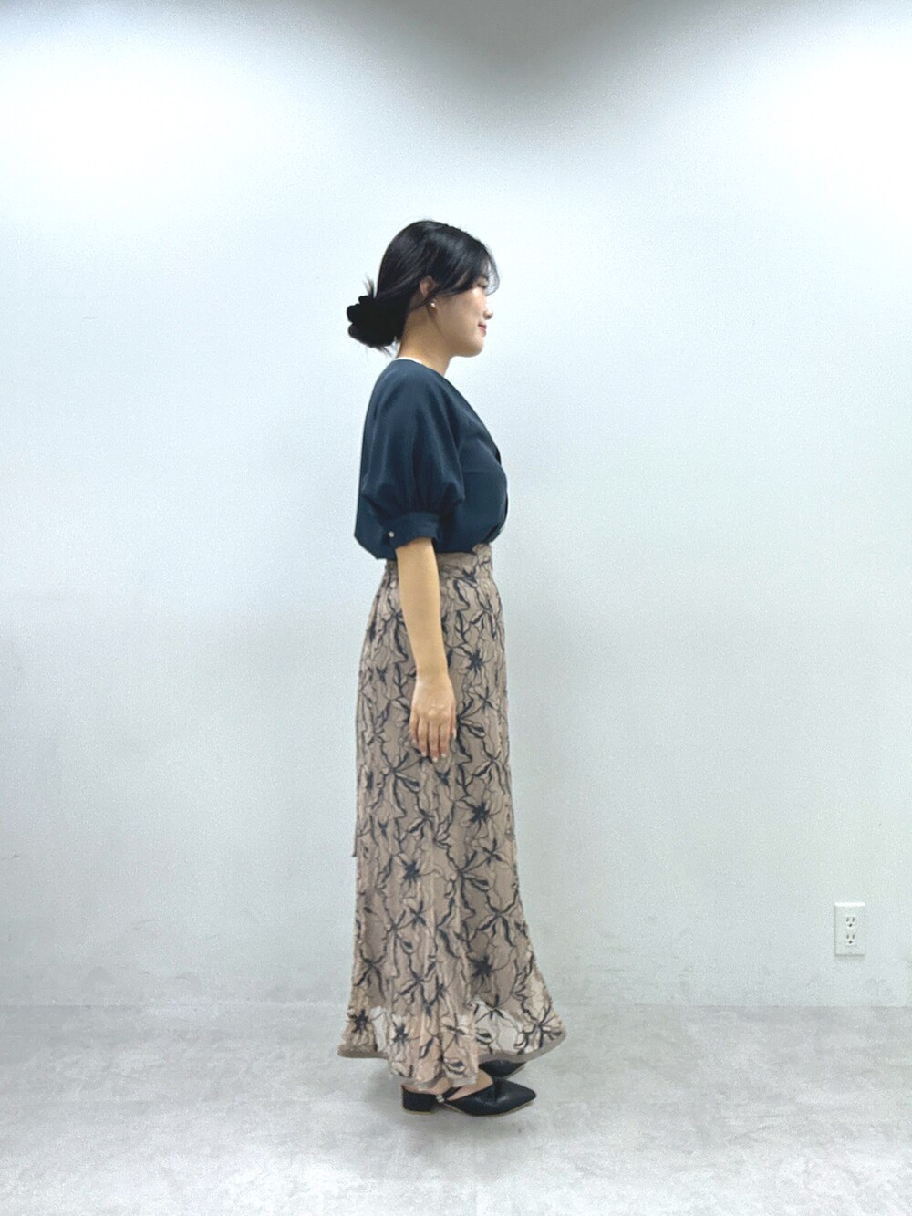 ブルー系のシャツ/ブラウス、ベージュ系のスカートを着用したレディースの春コーディネートの2枚目の写真