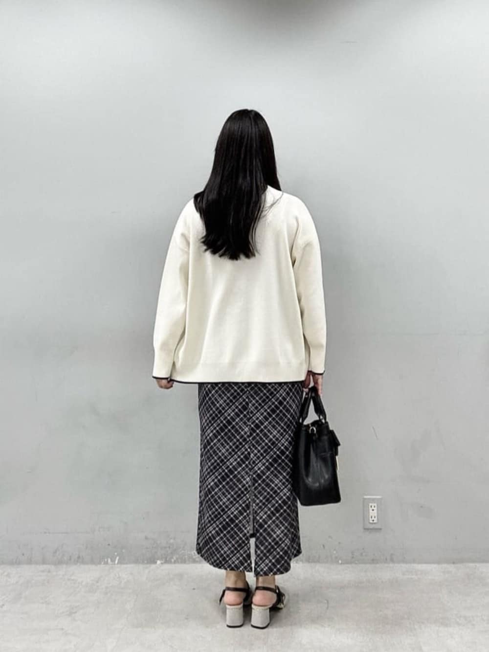 ブラック系のショルダーバッグ、その他のワンピース、ホワイト系のカーディガン/ボレロを着用したレディースの春コーディネートの3枚目の写真