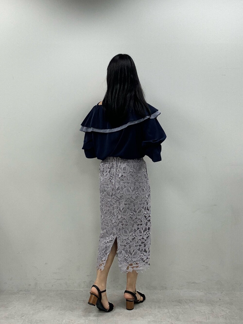 ブルー系のスカート、ブルー系のシャツ/ブラウスを着用したレディースの春コーディネートの3枚目の写真