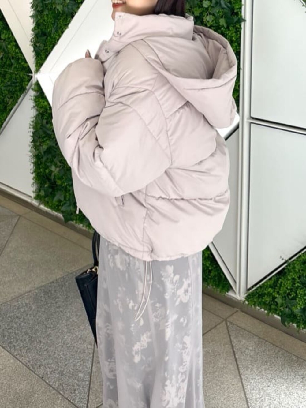 ブラック系のスカート、ブルー系のシャツ/ブラウス、ベージュ系のダウンジャケット/コートを着用したレディースの秋コーディネートの7枚目の写真