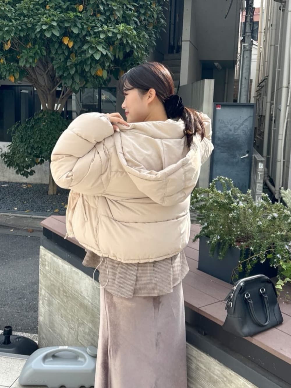 その他のシャツ/ブラウス、ブラウン系のスカート、ホワイト系のダウンジャケット/コートを着用したレディースの秋コーディネートの3枚目の写真