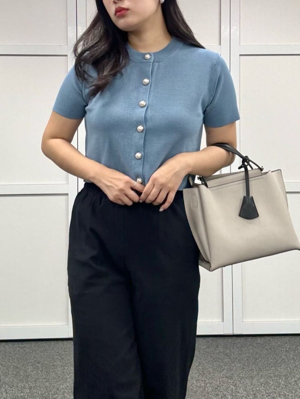 ブラック系のその他パンツ、ブルー系のカーディガン/ボレロを着用したレディースの夏コーディネートの4枚目の写真