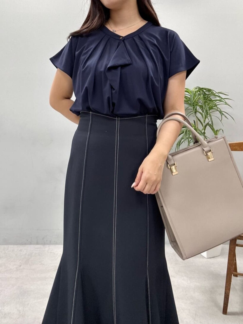 ブルー系のスカート、ブルー系のシャツ/ブラウスを着用したレディースの夏コーディネートの6枚目の写真