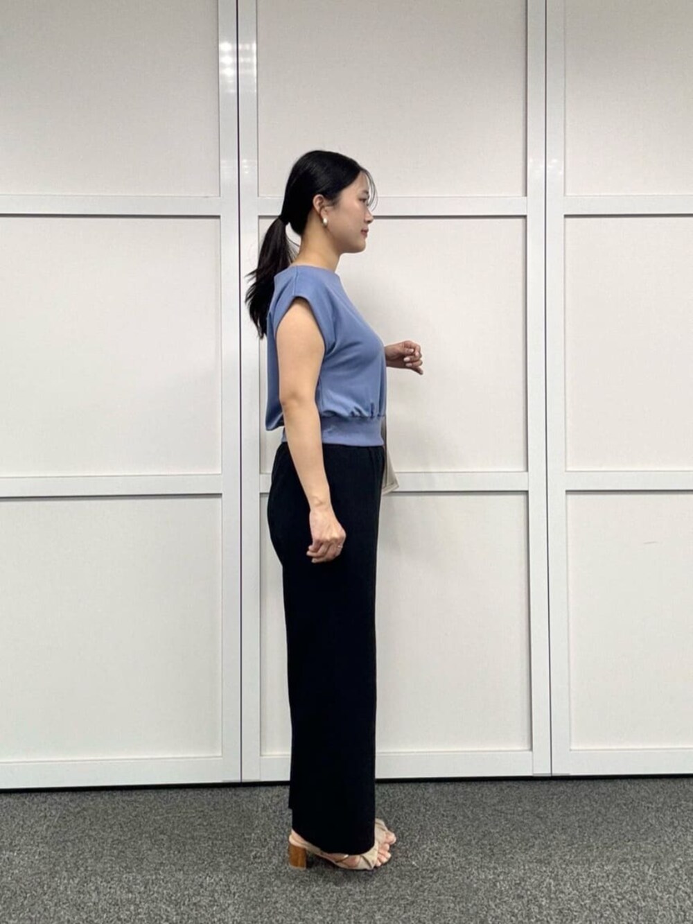 ブラック系のその他パンツ、ブルー系のタンクトップを着用したレディースの夏コーディネートの2枚目の写真