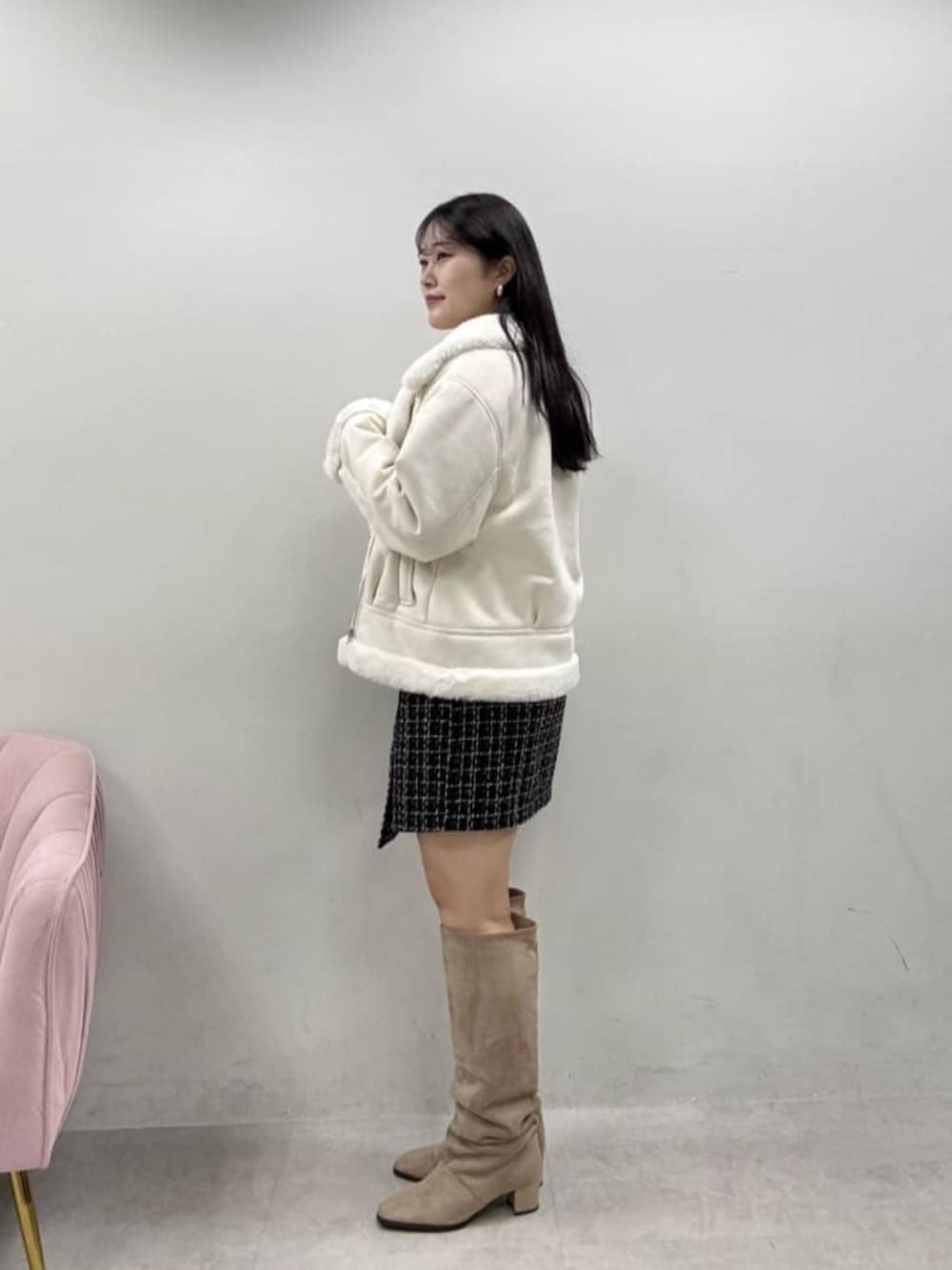 その他のスカート、ブラウン系のブーツ、ホワイト系のブルゾンを着用したレディースの秋コーディネートの2枚目の写真