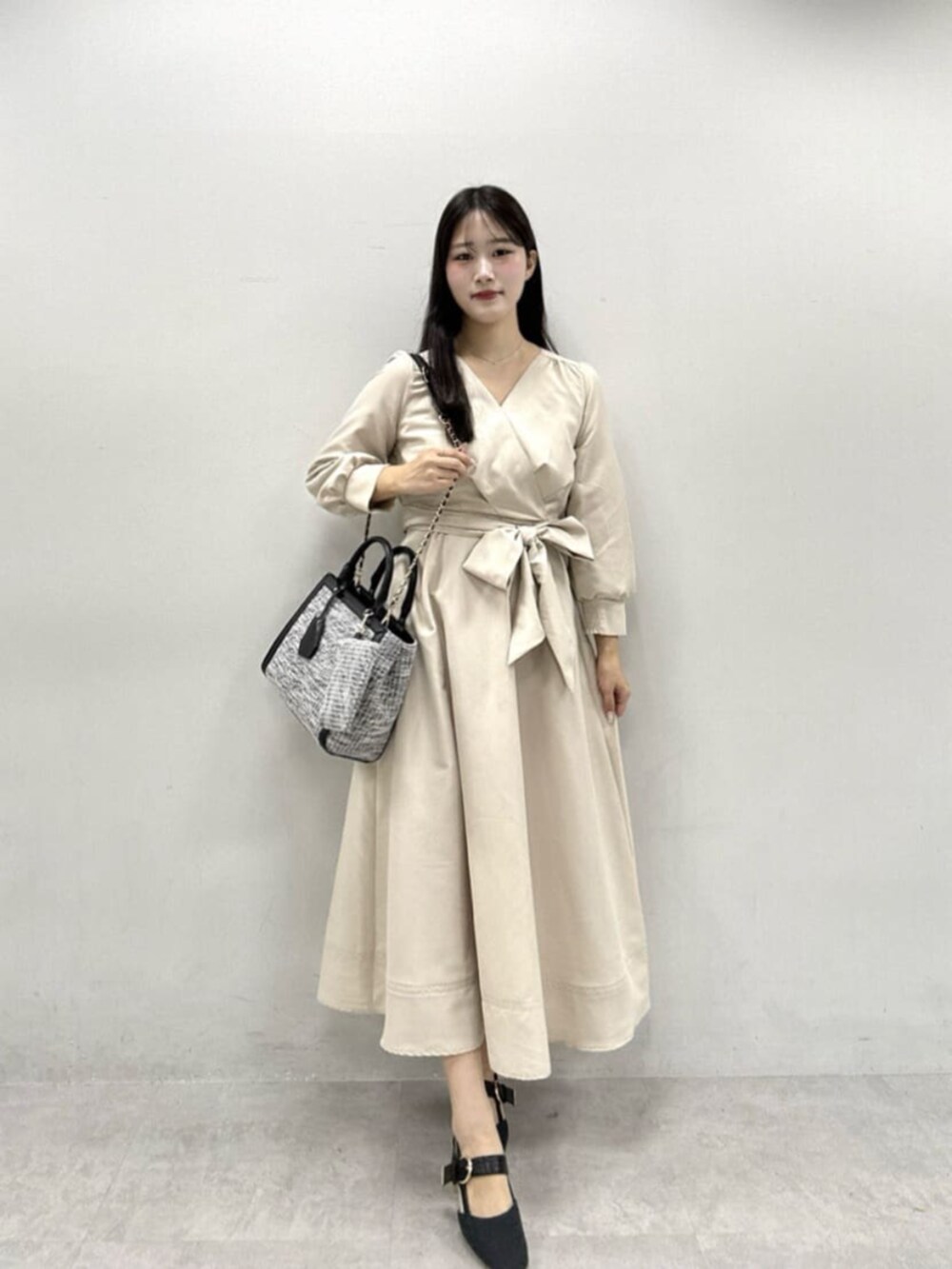 ブルー系のテーラードジャケット、ブラック系のサンダル、ブラック系のハンドバッグを着用したレディースの冬コーディネートの2枚目の写真