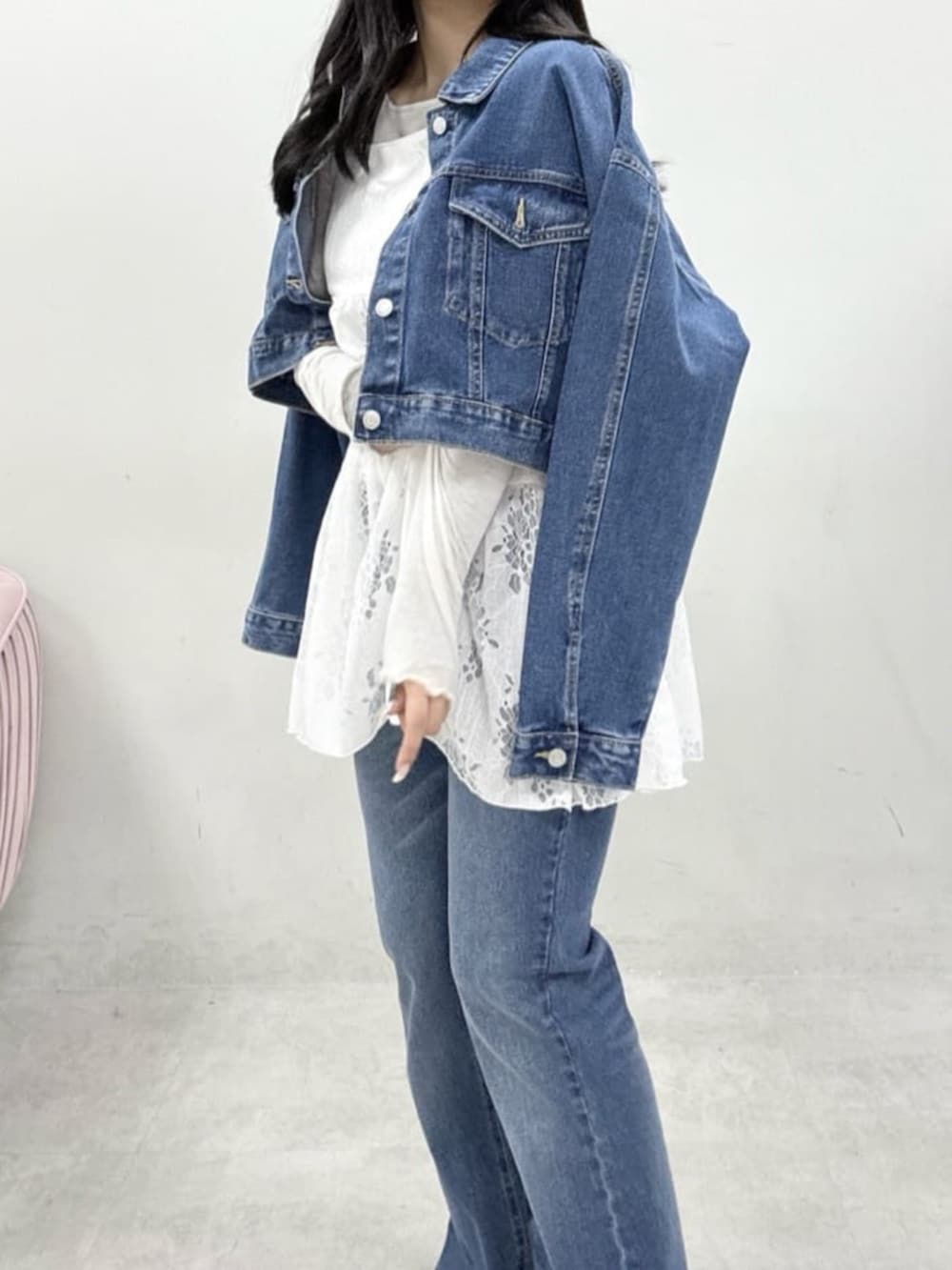 グレー系のサンダル、ブルー系のデニムパンツ、グレー系のTシャツ/カットソーを着用したレディースの冬コーディネートの5枚目の写真