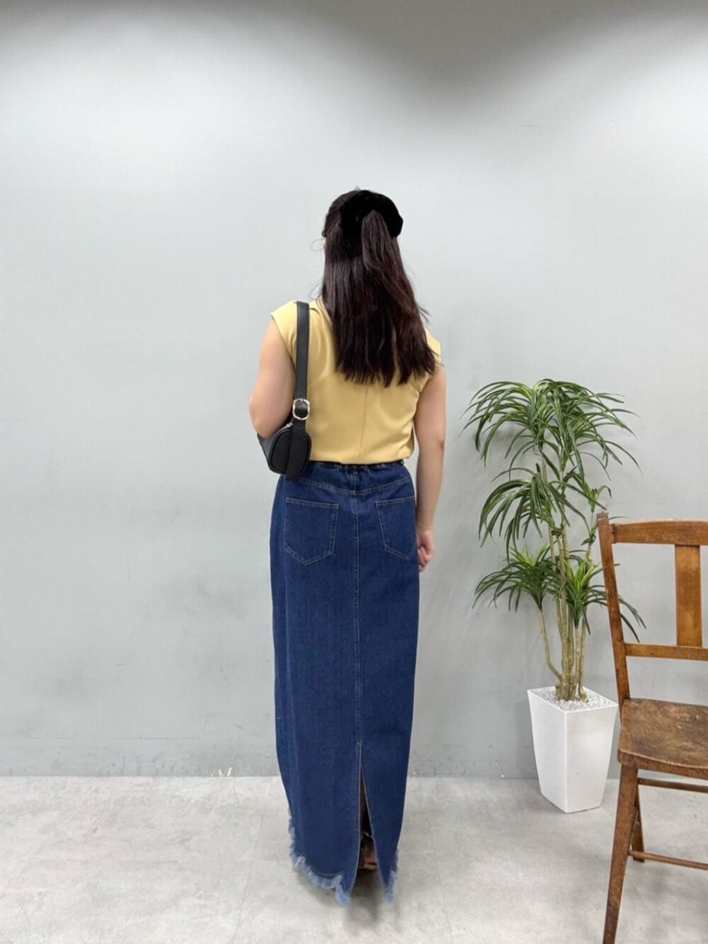 イエロー系のシャツ/ブラウス、ブルー系のスカートを着用したレディースの夏コーディネートの4枚目の写真