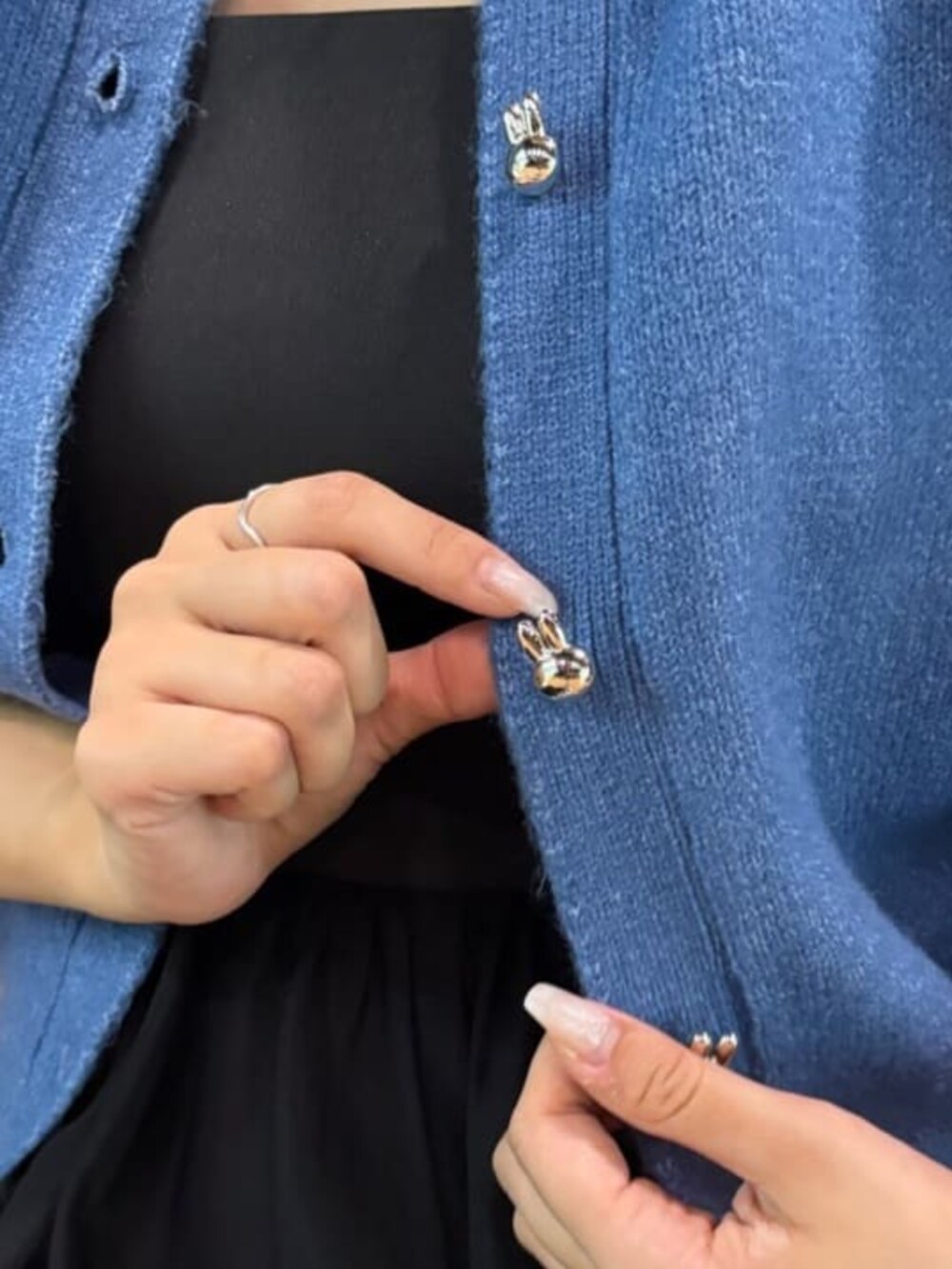 ブラック系のワンピース、ブルー系のカーディガン/ボレロを着用したレディースの秋コーディネートの5枚目の写真