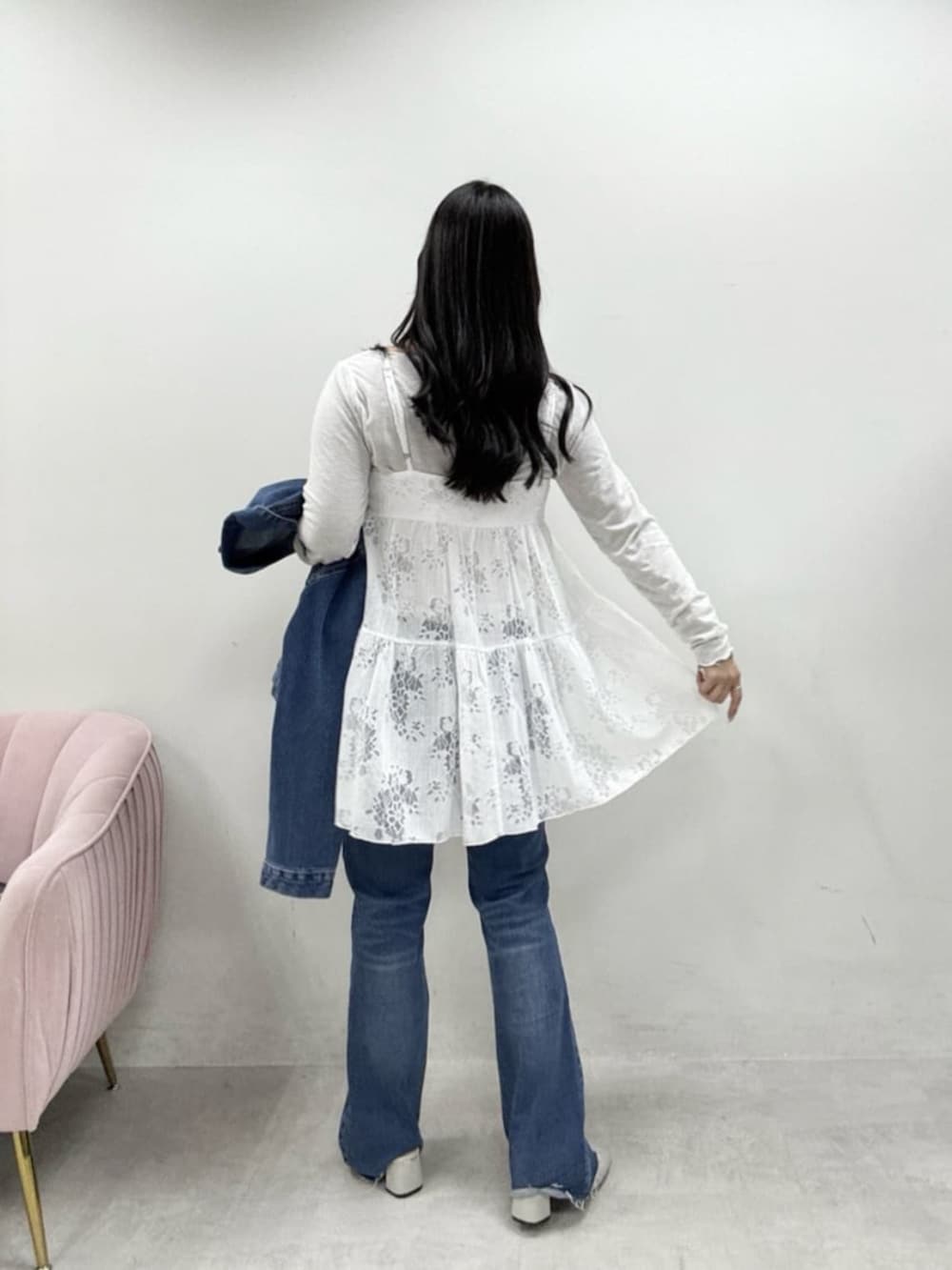 グレー系のサンダル、ブルー系のデニムパンツ、グレー系のTシャツ/カットソーを着用したレディースの冬コーディネートの8枚目の写真