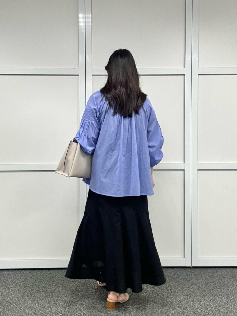 ブラック系のワンピース、ブルー系のシャツ/ブラウスを着用したレディースの夏コーディネートの3枚目の写真