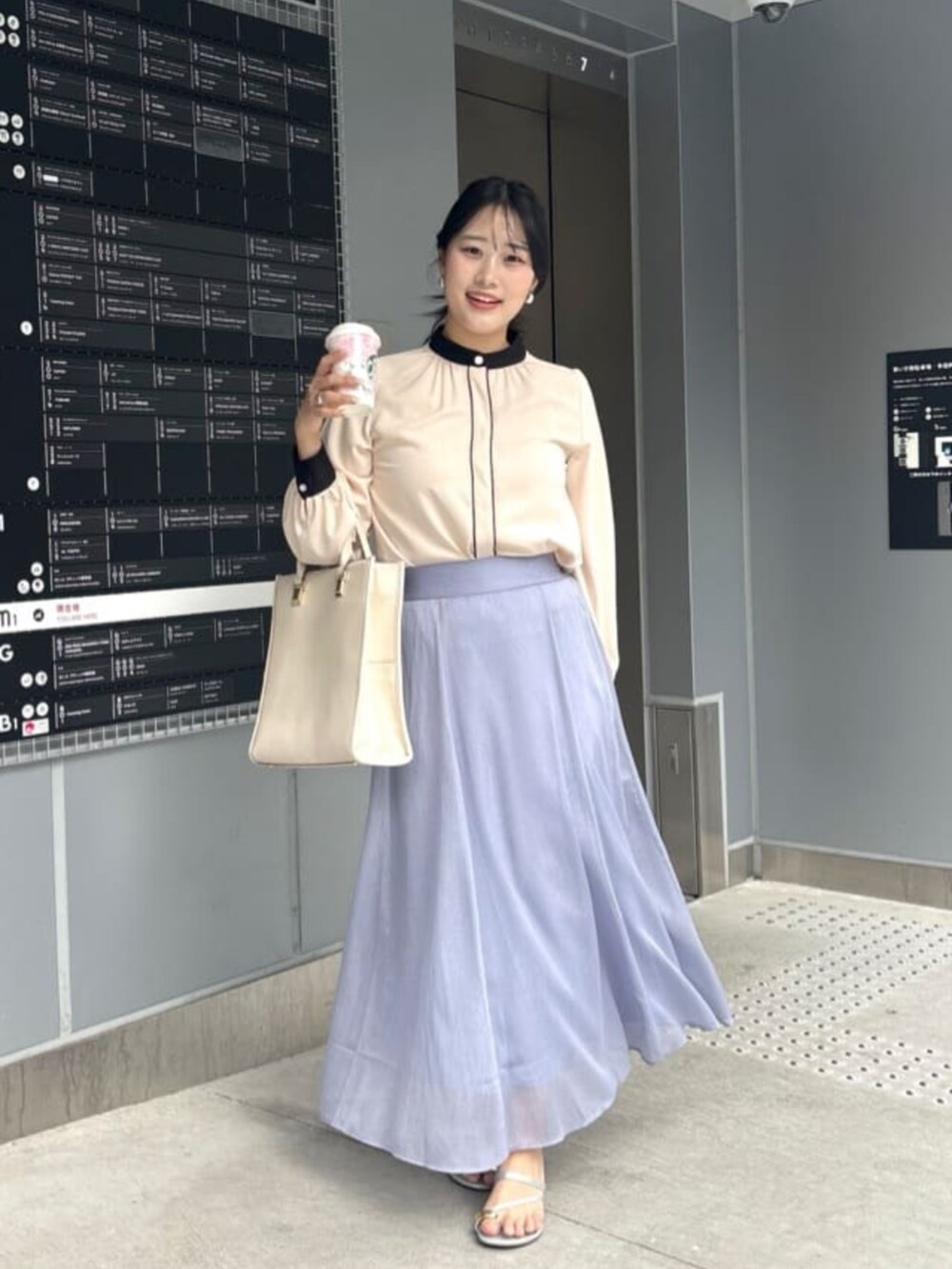 ホワイト系のシャツ/ブラウスを着用したレディースの秋コーディネートの2枚目の写真