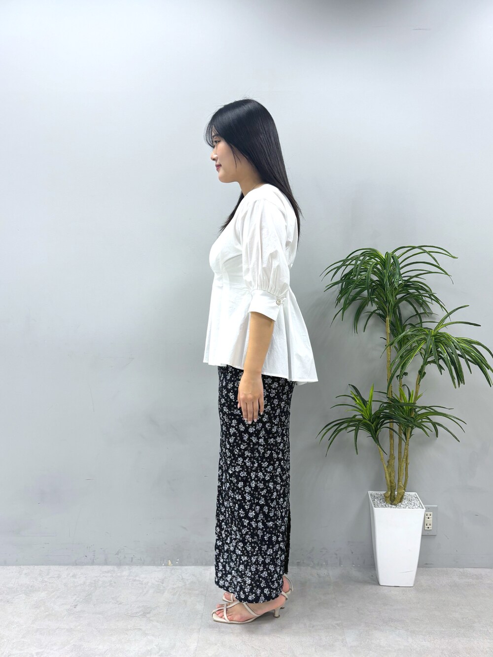 ホワイト系のシャツ/ブラウス、その他のスカートを着用したレディースの春コーディネートの2枚目の写真