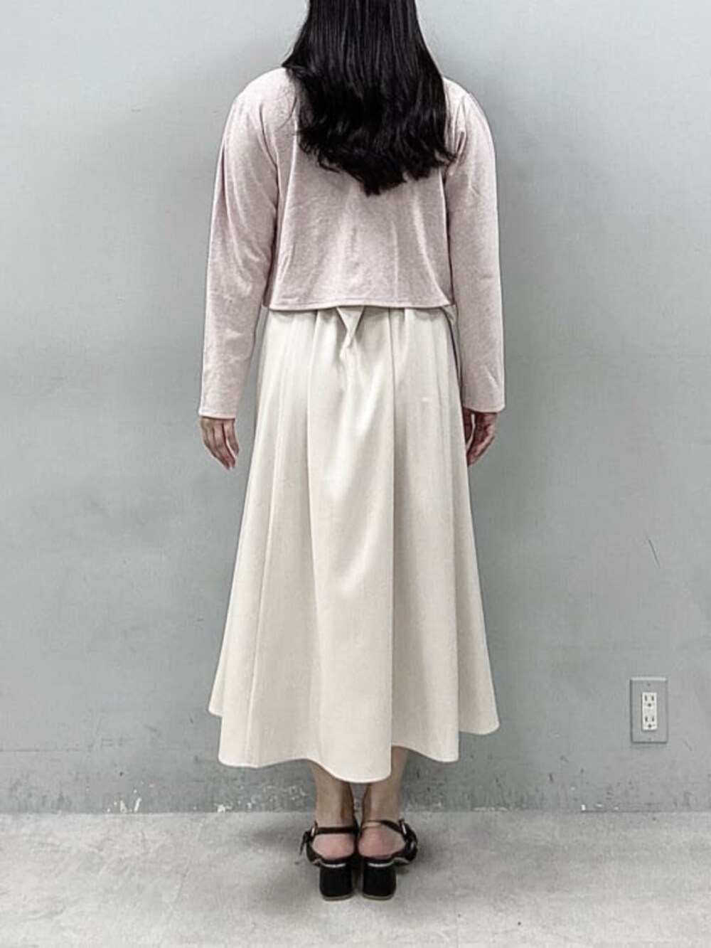 ピンク系のカーディガン/ボレロ、ホワイト系のワンピースを着用したレディースの春コーディネートの3枚目の写真