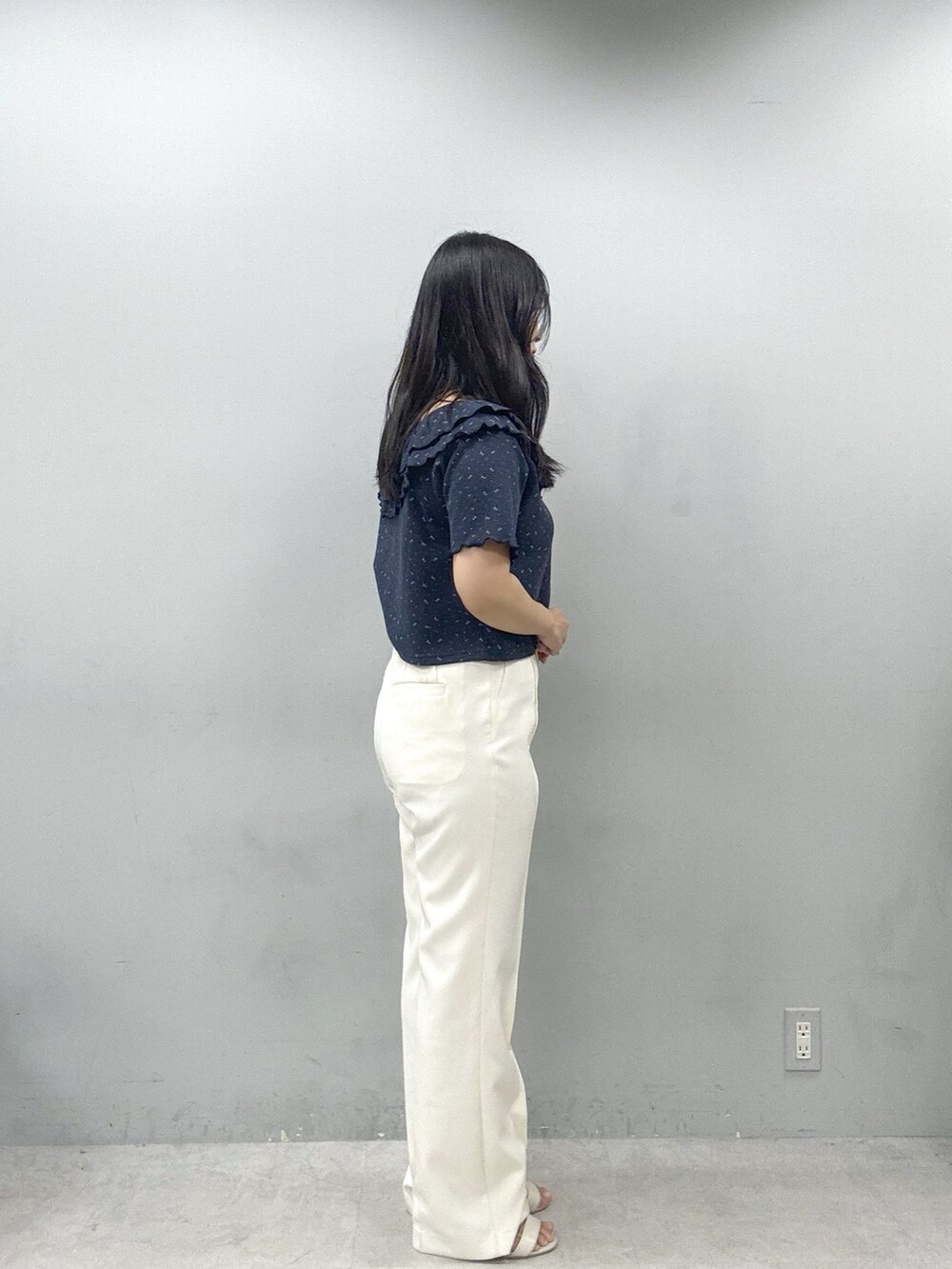 グレー系のシャツ/ブラウス、ホワイト系のショルダーバッグ、ホワイト系のその他パンツを着用したレディースの春コーディネートの2枚目の写真