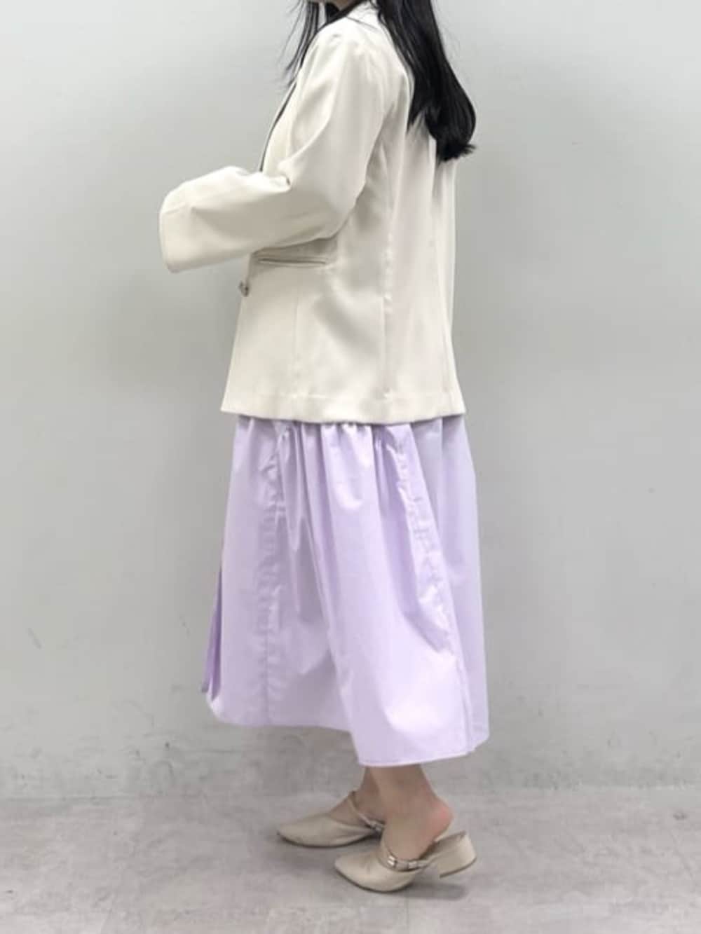 ホワイト系のテーラードジャケット、パープル系のシャツワンピースを着用したレディースの春コーディネートの5枚目の写真