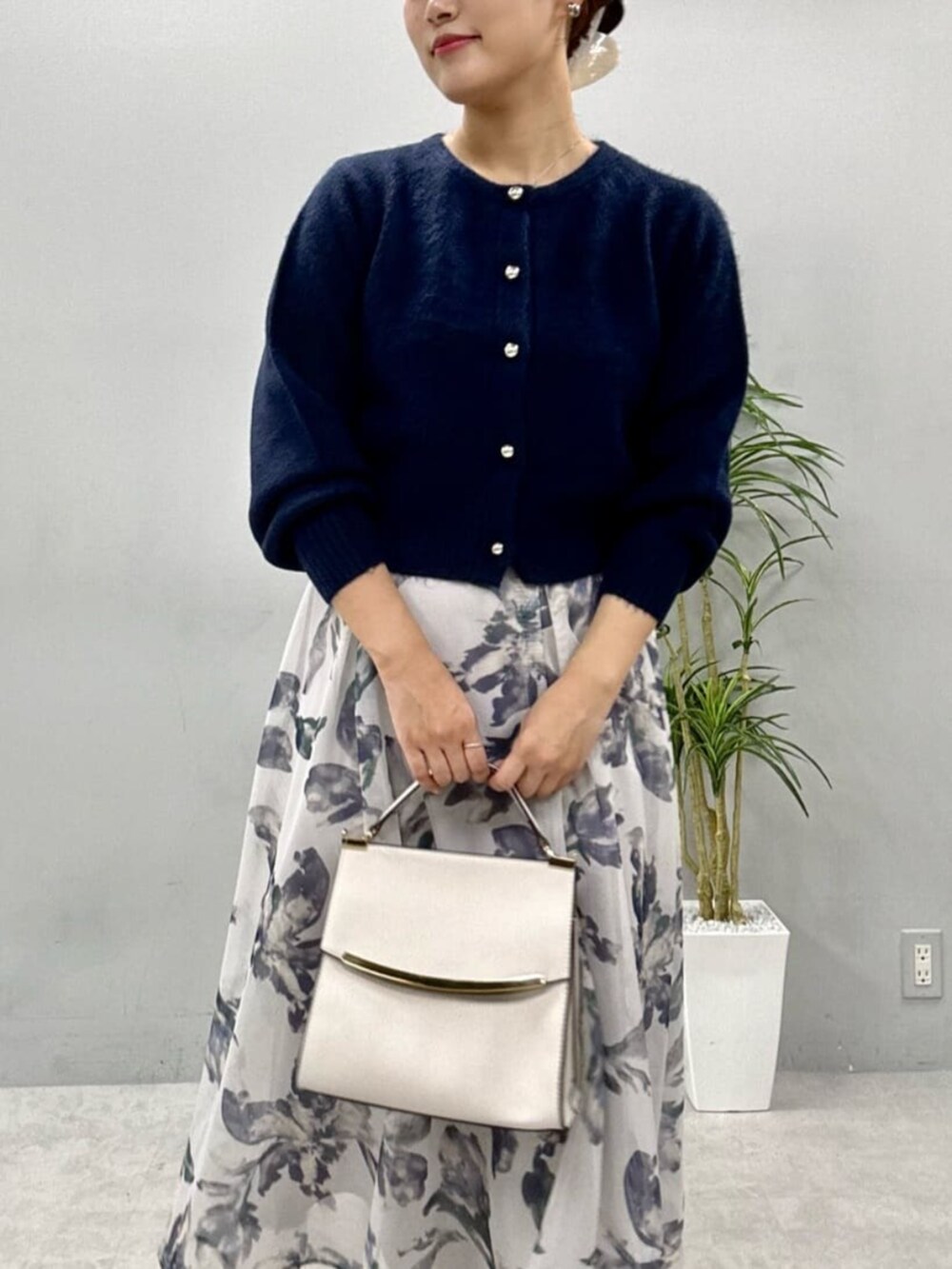 ホワイト系のスカートを着用したレディースの夏コーディネートの6枚目の写真