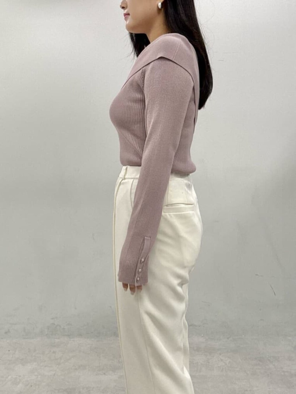 ホワイト系のその他パンツ、ベージュ系のニット/セーターを着用したレディースの夏コーディネートの6枚目の写真