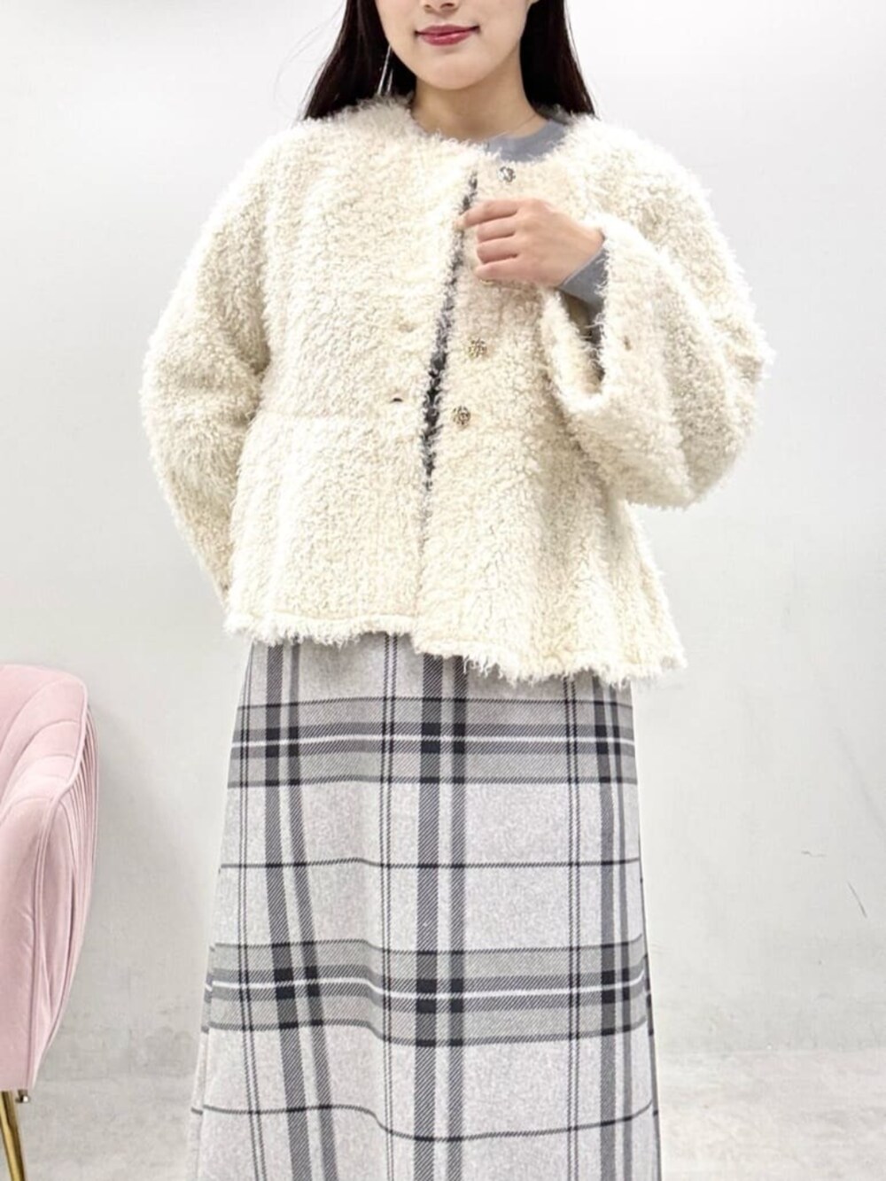 その他のスカート、ホワイト系のノーカラージャケット、グレー系のニット/セーターを着用したレディースの秋コーディネートの4枚目の写真