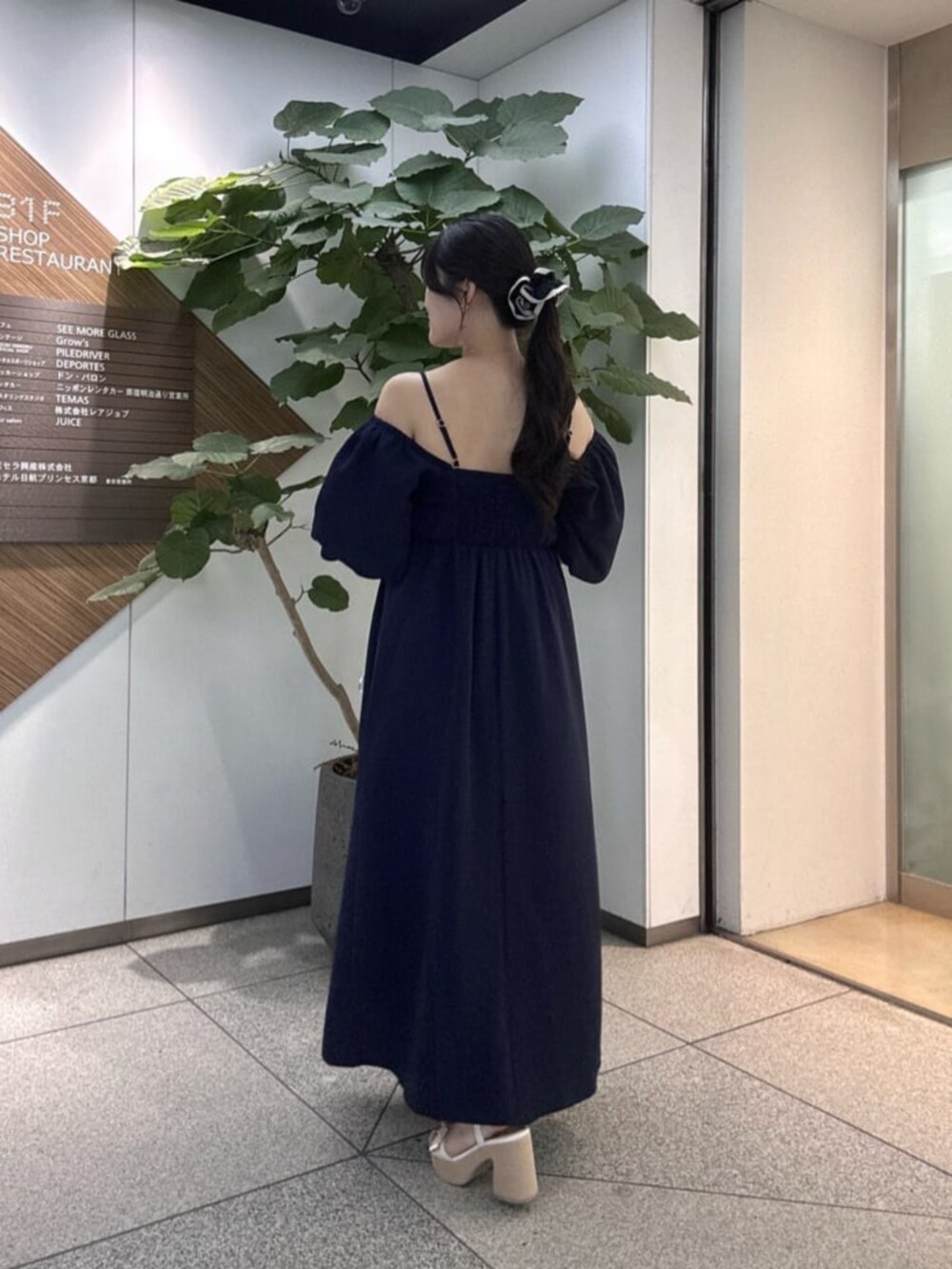 ブルー系のワンピースを着用したレディースの夏コーディネートの4枚目の写真