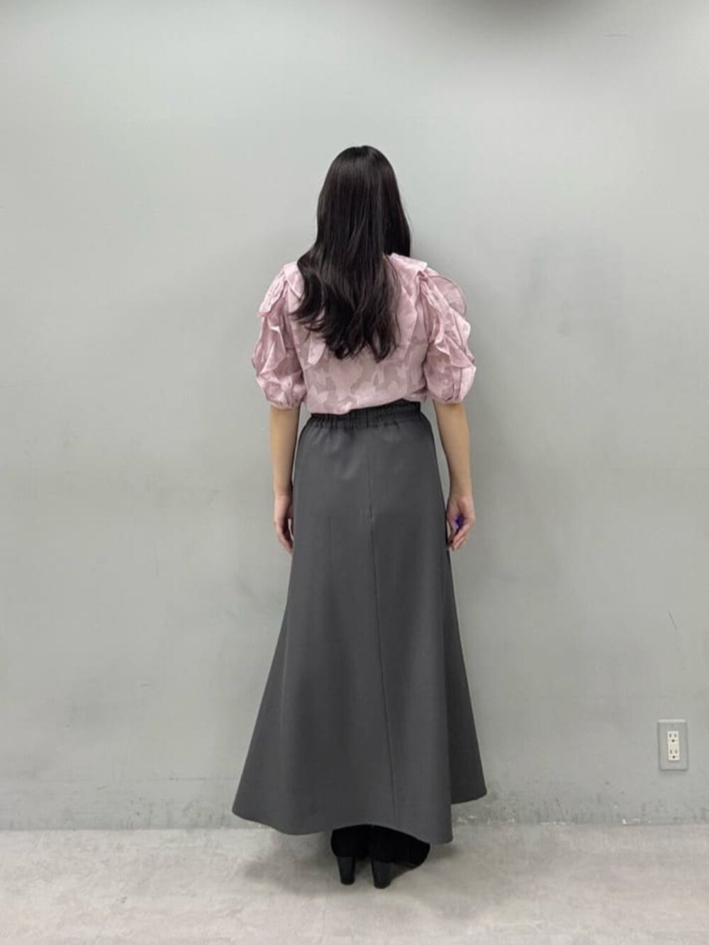 グレー系のスカート、ピンク系のシャツ/ブラウスを着用したレディースの春コーディネートの5枚目の写真