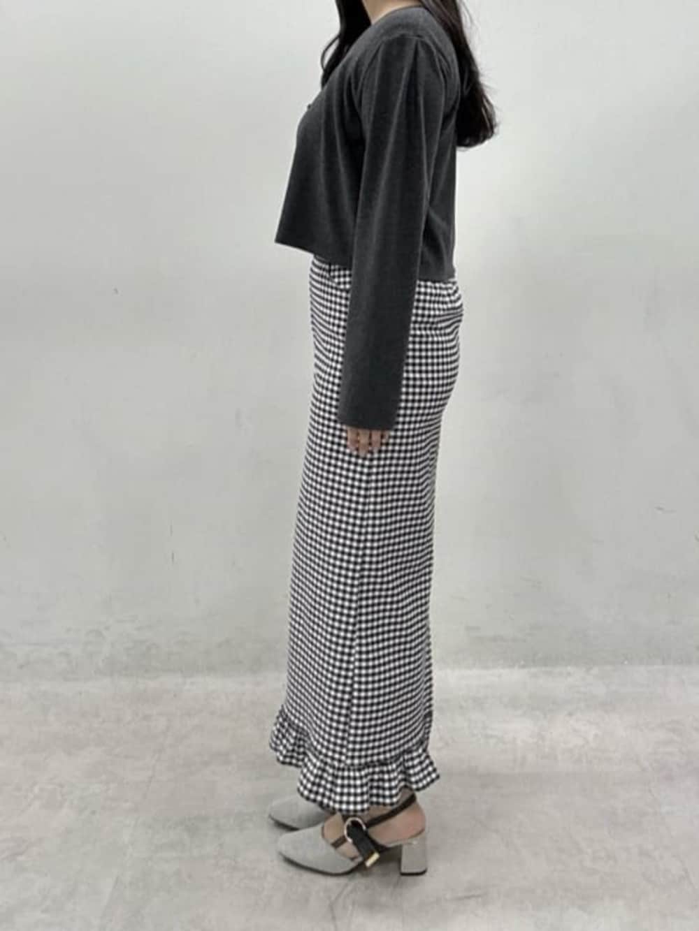 その他のスカート、グレー系のTシャツ/カットソー、グレー系のカーディガン/ボレロを着用したレディースの冬コーディネートの3枚目の写真