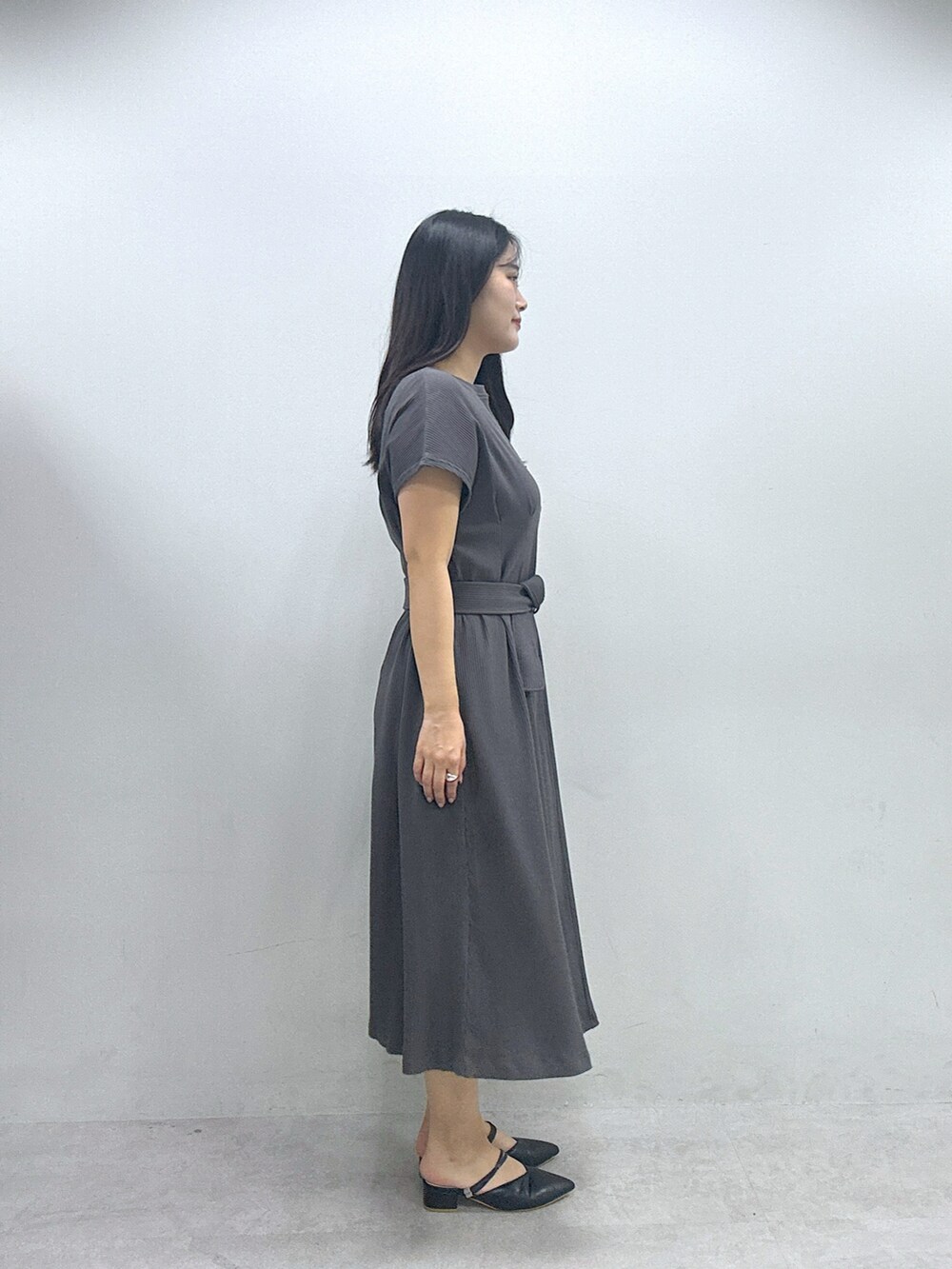 グレー系のワンピースを着用したレディースの春コーディネートの5枚目の写真