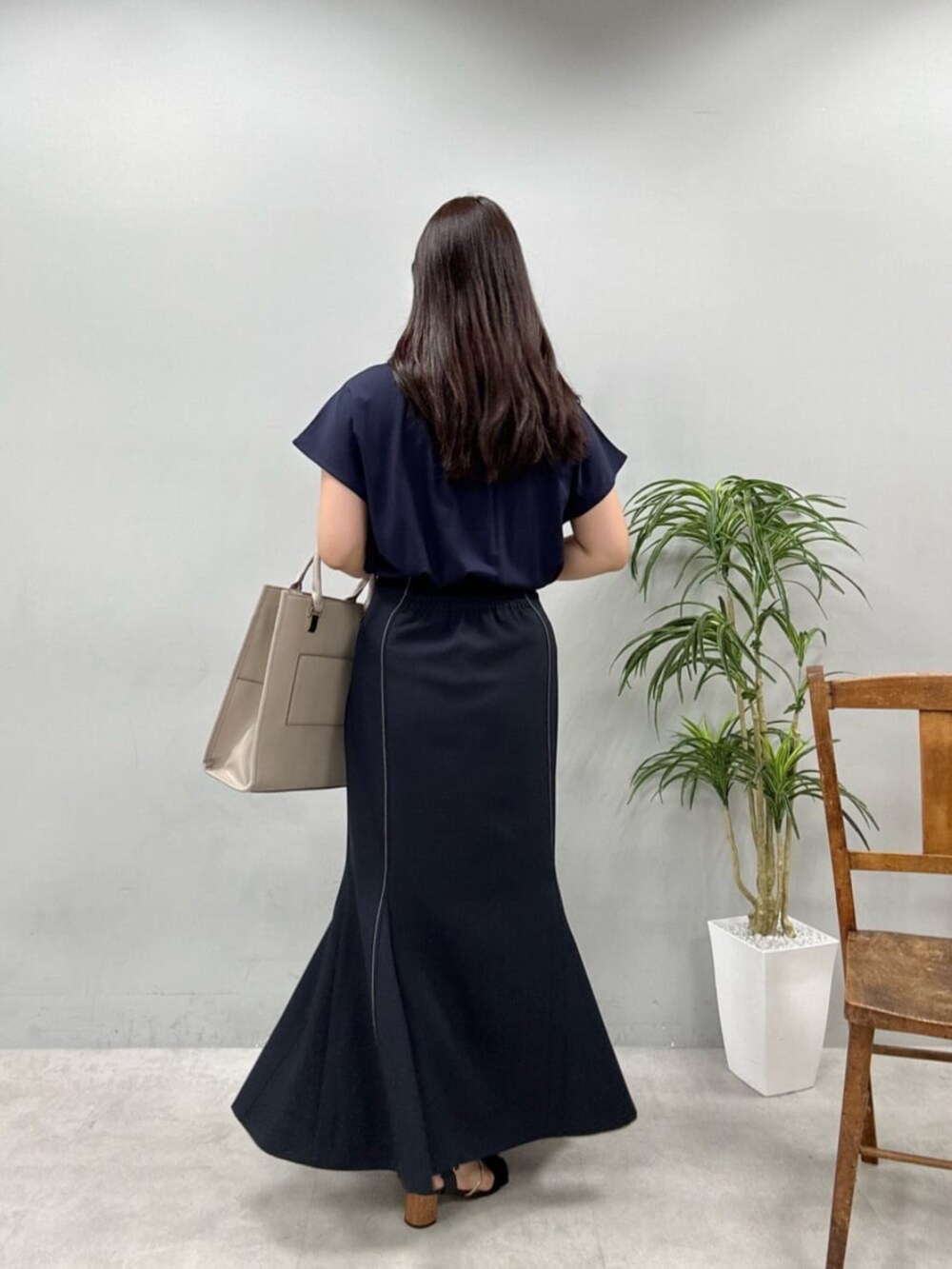 ブルー系のスカート、ブルー系のシャツ/ブラウスを着用したレディースの夏コーディネートの4枚目の写真