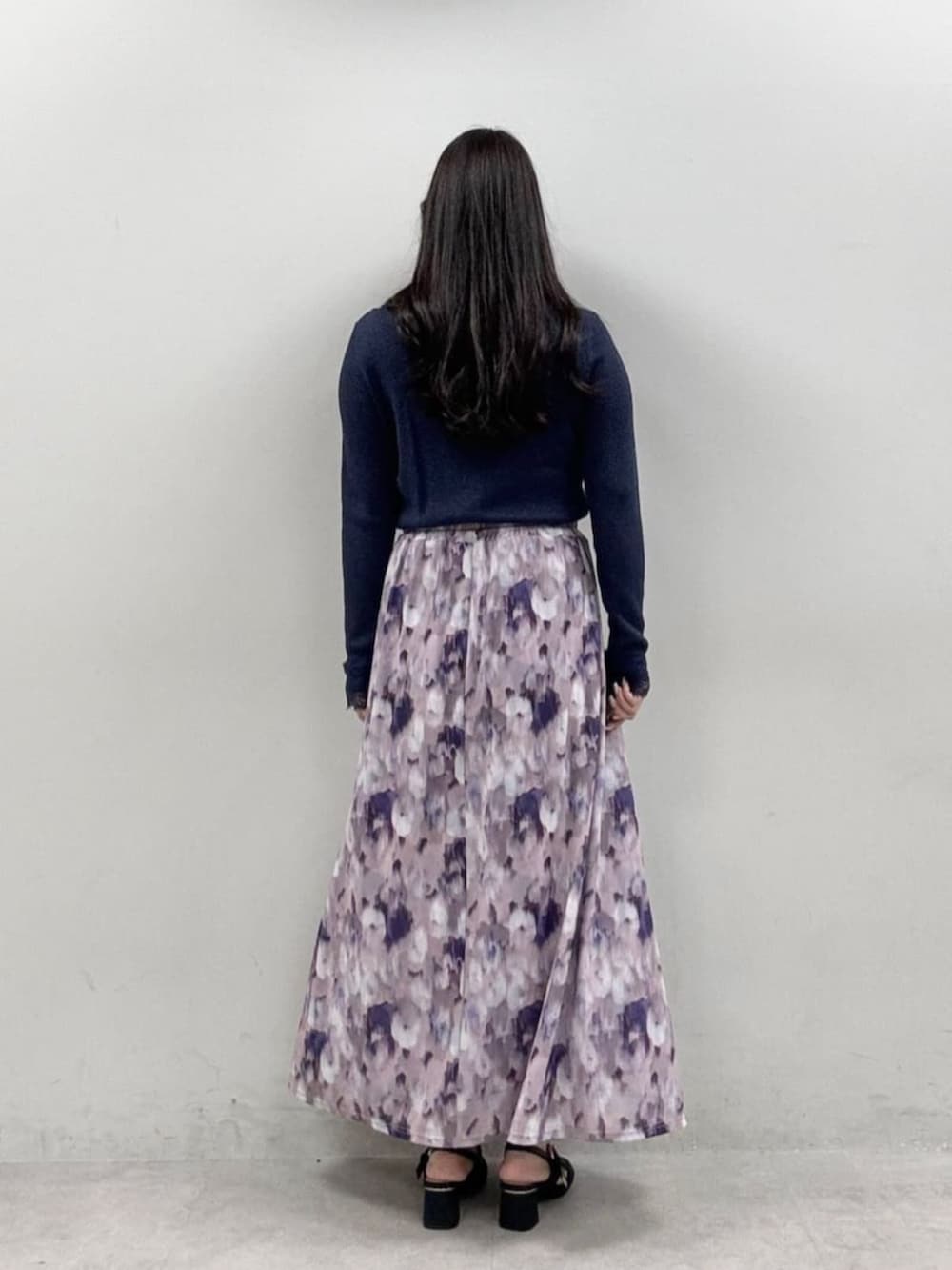 ピンク系のスカート、ブラック系のサンダル、ブルー系のカーディガン/ボレロを着用したレディースの冬コーディネートの3枚目の写真