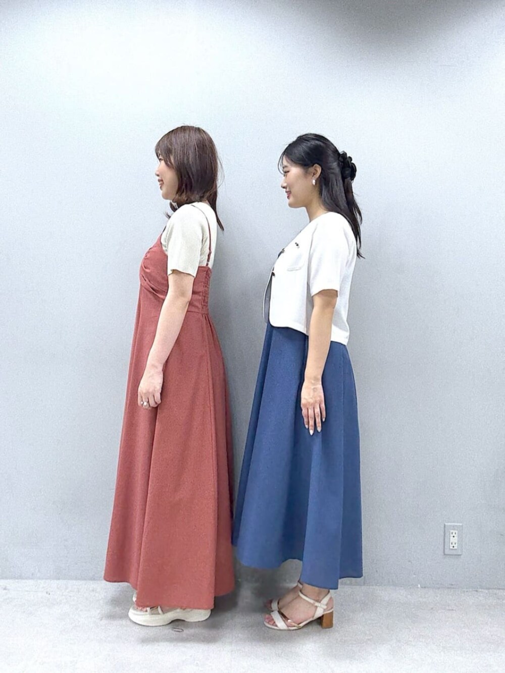ホワイト系のTシャツ/カットソー、ホワイト系のニット/セーター、ブルー系のワンピースを着用したレディースの春コーディネートの2枚目の写真