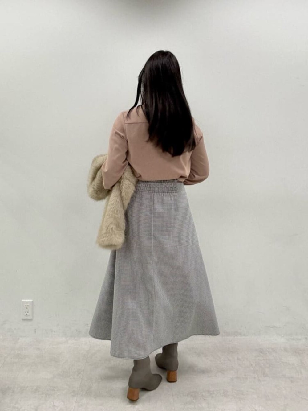 ピンク系のシャツ/ブラウス、その他のスカート、ホワイト系のノーカラージャケットを着用したレディースの秋コーディネートの7枚目の写真
