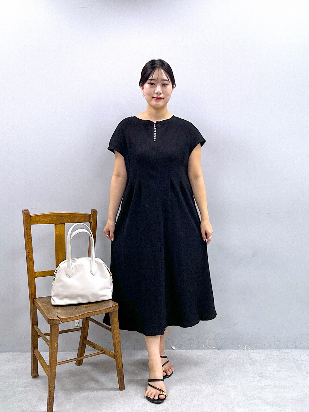 ホワイト系のショルダーバッグ、ホワイト系のワンピースを着用したレディースの春コーディネートの4枚目の写真