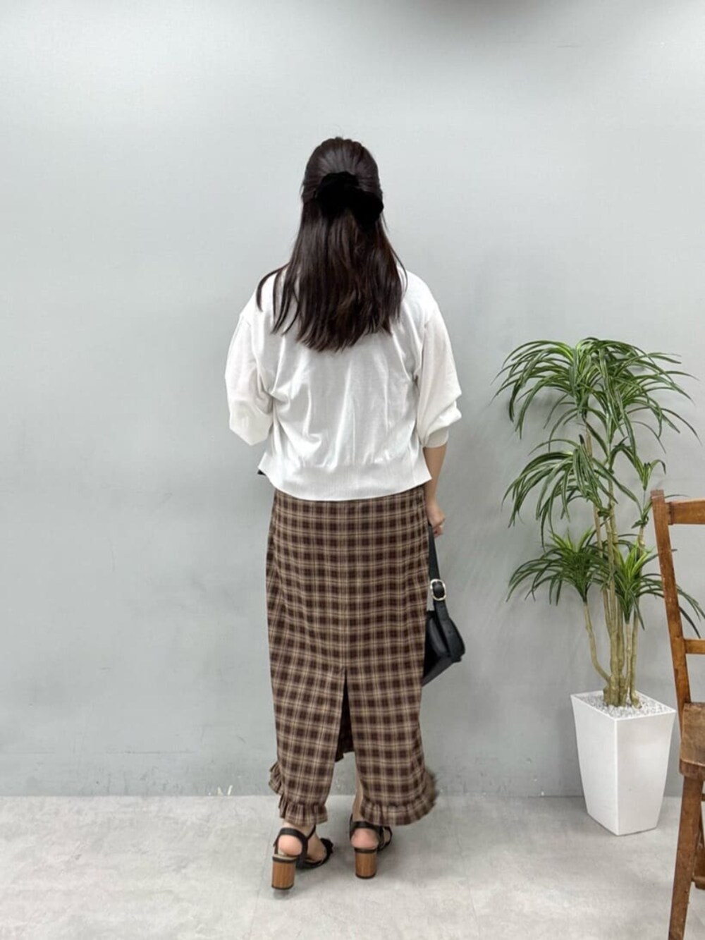 ホワイト系のカーディガン/ボレロ、その他のスカート、その他のシャツ/ブラウスを着用したレディースの夏コーディネートの2枚目の写真