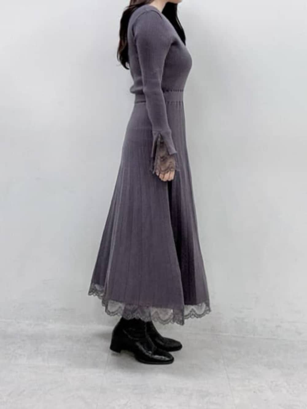 グレー系のワンピースを着用したレディースの冬コーディネートの2枚目の写真