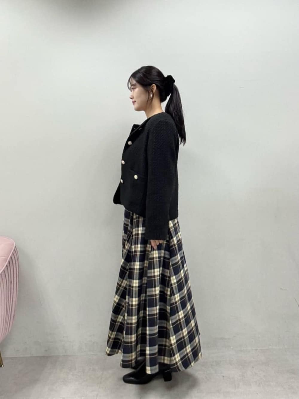 ブラウン系のシャツ/ブラウス、ホワイト系のスカート、ブラック系のノーカラージャケットを着用したレディースの秋コーディネートの2枚目の写真