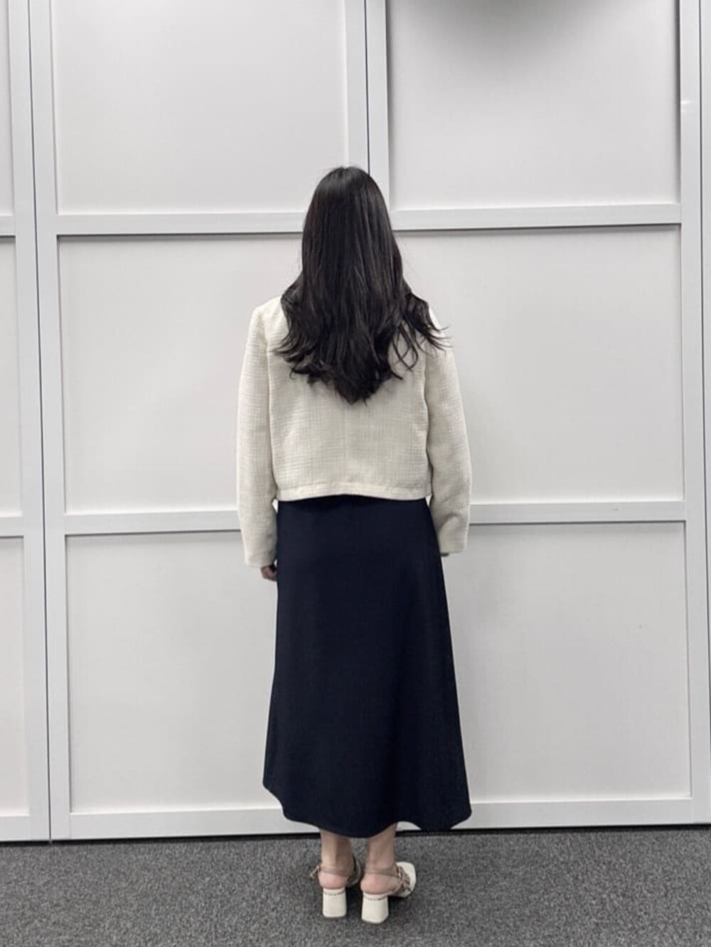 ブルー系のワンピースを着用したレディースの冬コーディネートの4枚目の写真